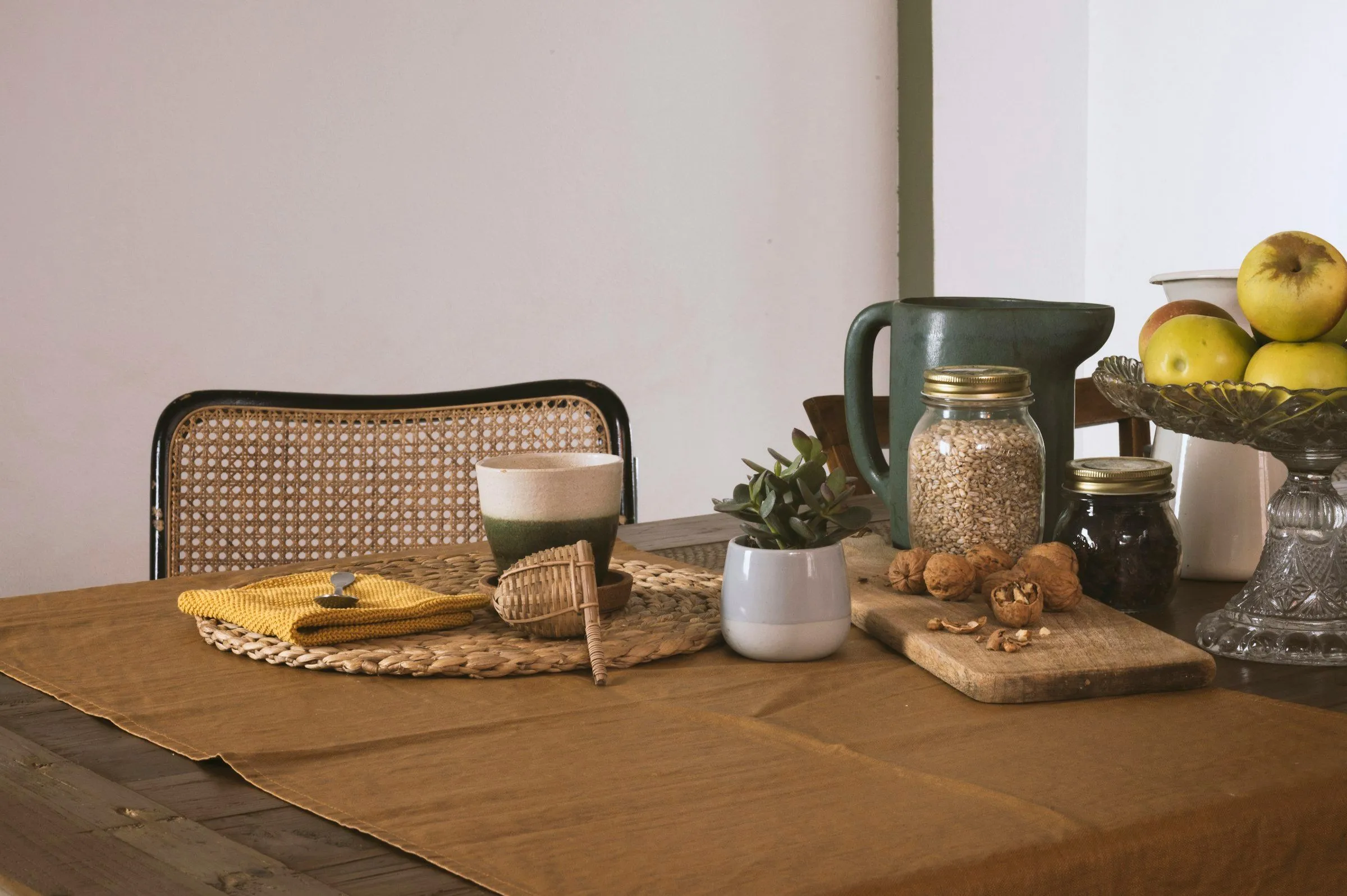 Frühstück mit regionalen Produkten am Balkon