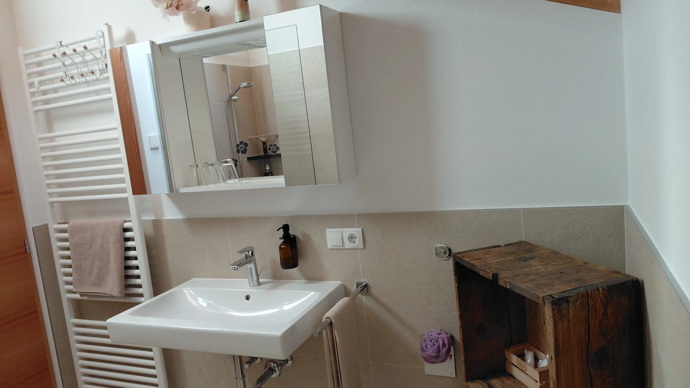 Modernes Badezimmer mit Dusche