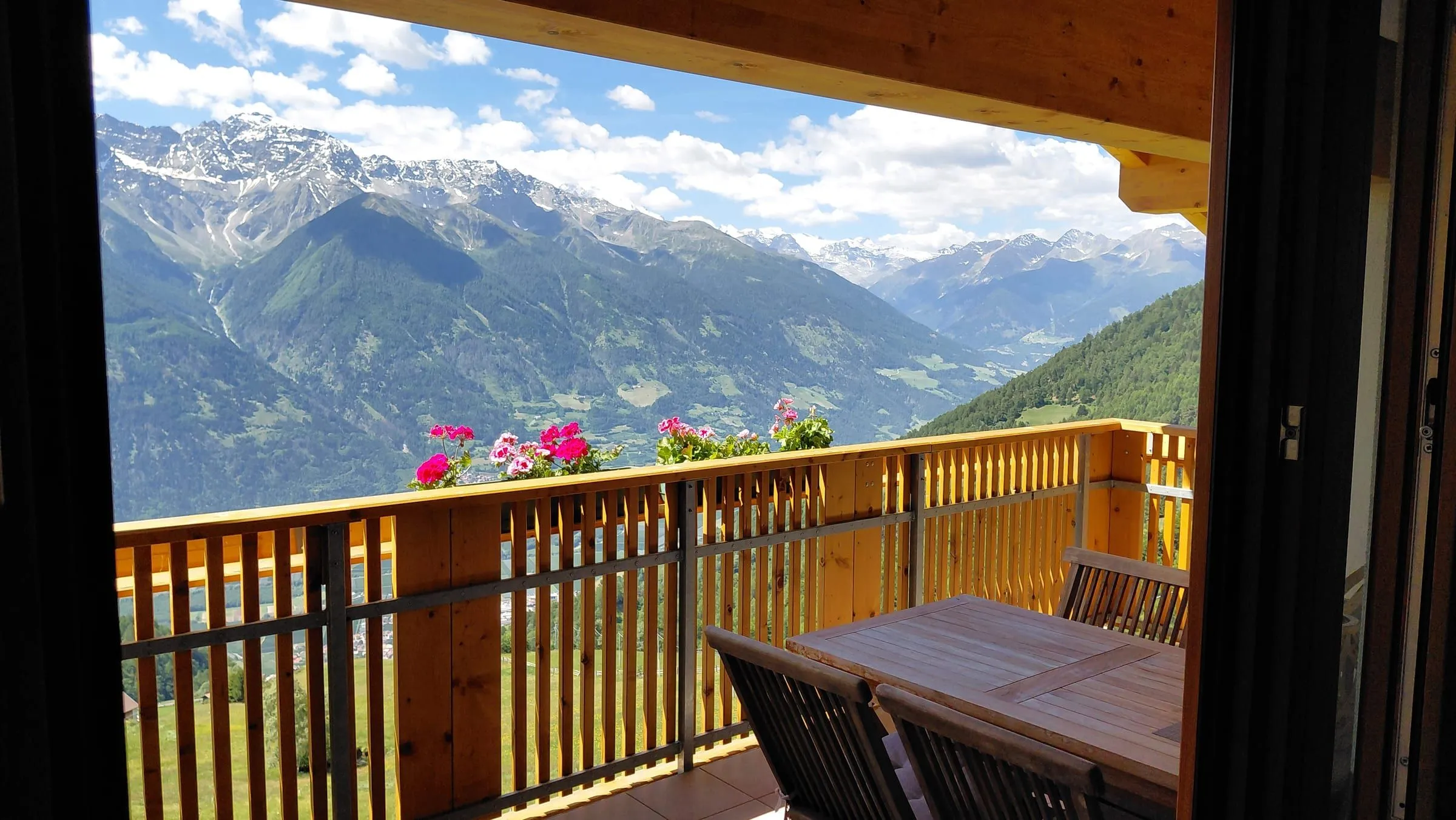 Sonniger Panoramablick über das Vinschgau, vom Balkon der Ferienwohnung am Frinighof